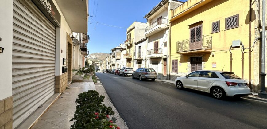 Locale commerciale in affitto a Borgetto, Corso Roma