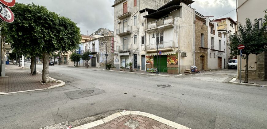 Locale commerciale in affitto a Partinico, Via Sebastiano La Franca